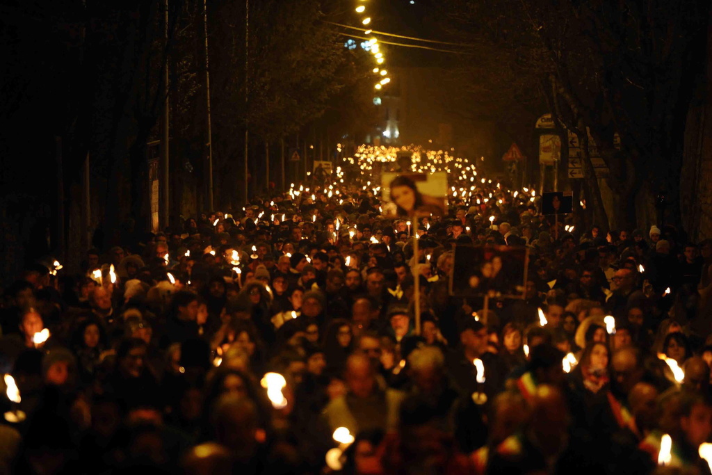 Une cérémonie a rendu hommage aux victimes du violent séisme qui a ébranlé la capitale des Abruzzes le 6 avril 2009.