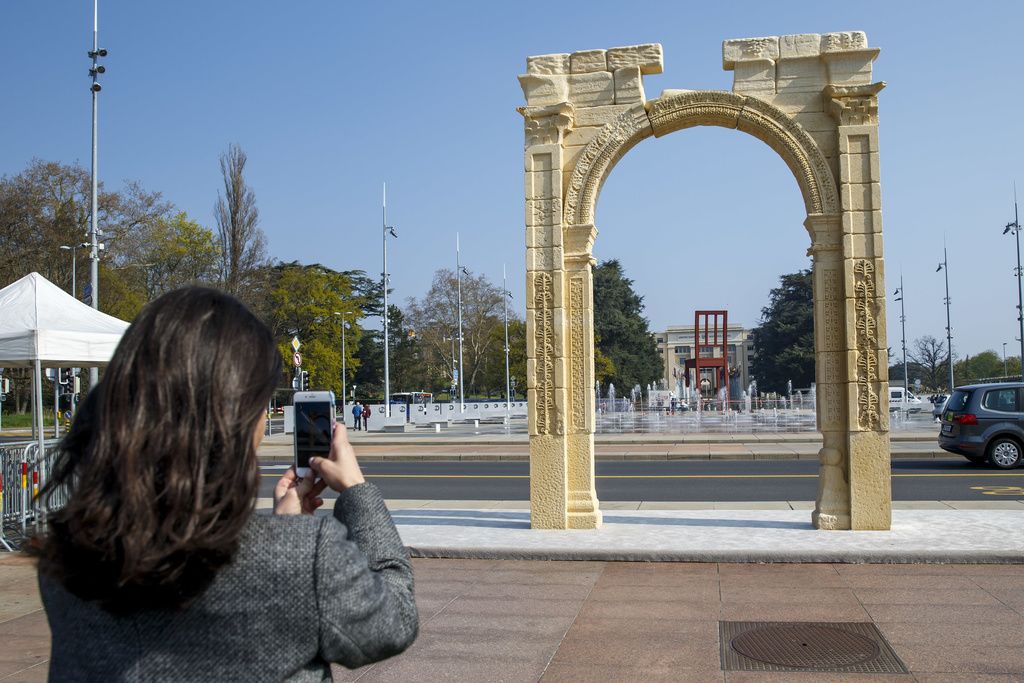 La réplique de l'arc de triomphe de Palmyre a été montée sur la place des Nations comme un symbole.