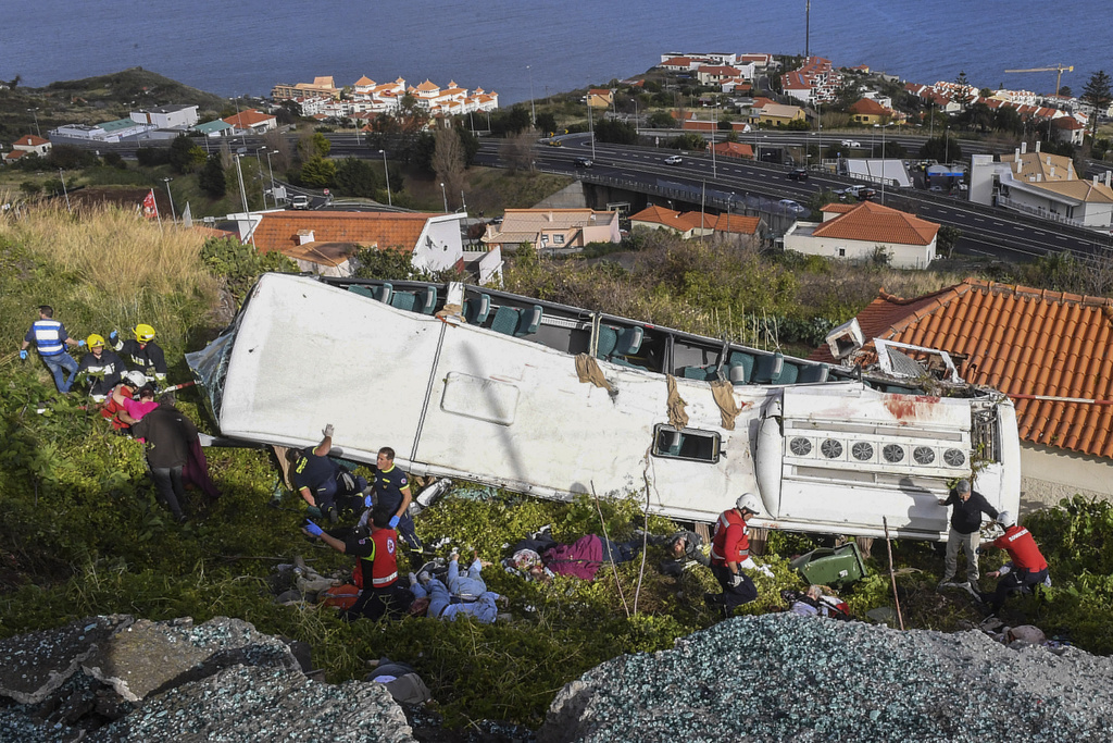 Le bus est finalement tombé sur une maison, sur l'île de Madère. 