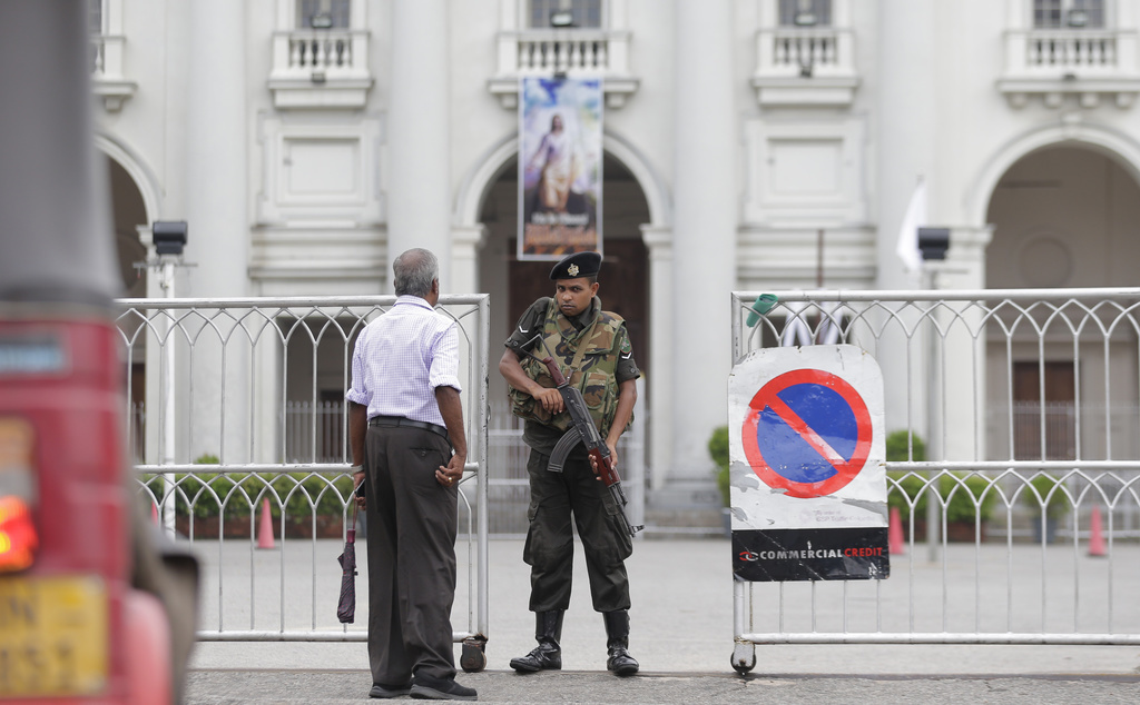 Eglises fermées et soldats armés devant les édifices religieux: le Sri Lanka sous tension deux semaines après les attentats.