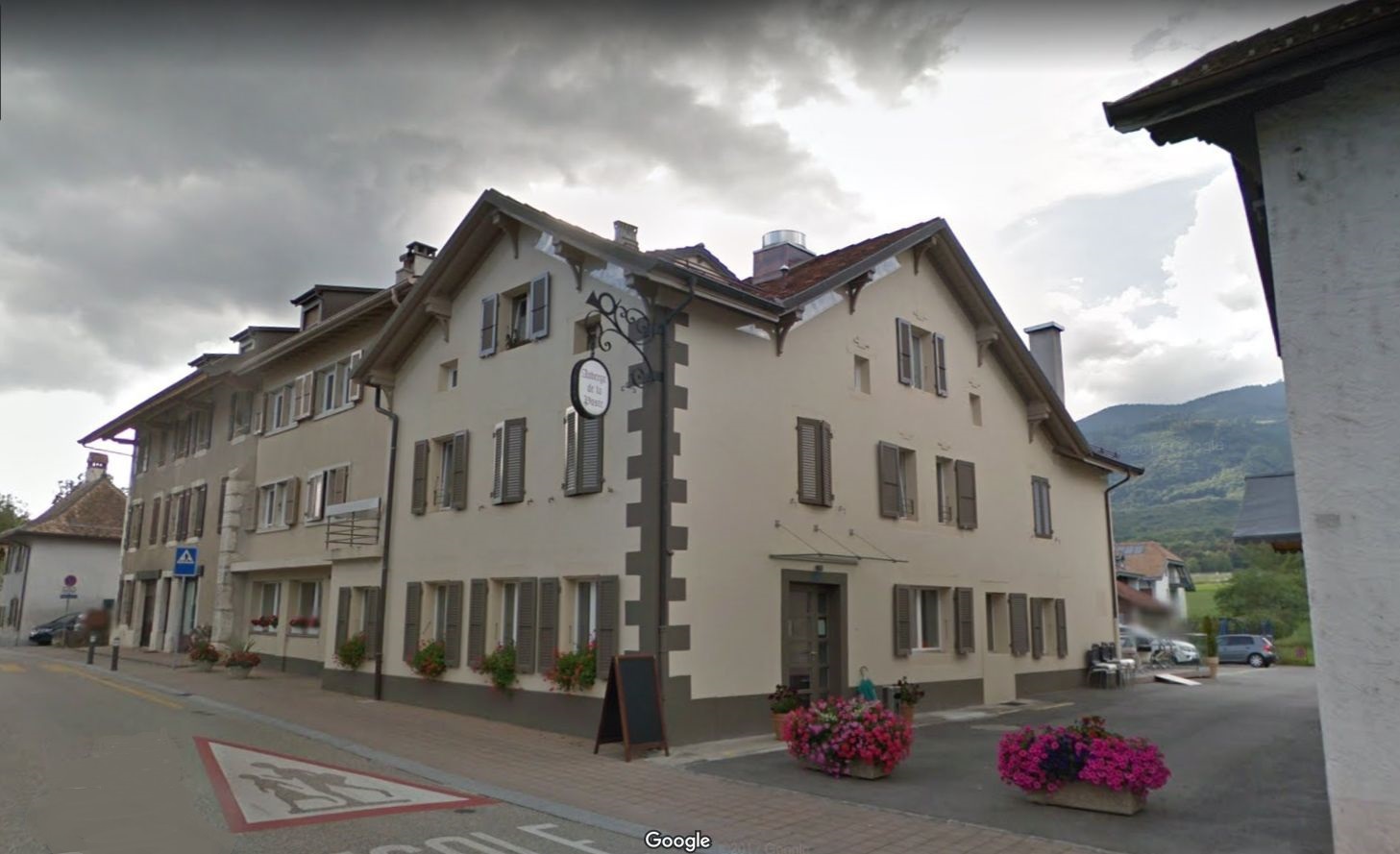 Rénovée en 2012, l'Auberge de la Poste a vu se succéder deux restaurateurs. Elle est fermée jusqu'à ce que la commune, propriétaire, ne trouve un exploitant.