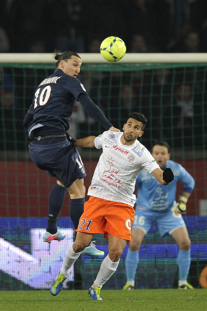 epa03644679 Zlatan Ibrahimovic (L) of Paris Saint-Germain (PSG) vies for the ball with Abdelhamid El Kaoutari (R) of Montpellier during the French Ligue 1 soccer match between Paris Saint Germain and Montpellier Herault SC at the Parc des Princes stadium, in Paris, France, 29 March 2013.  EPA/YOAN VALAT