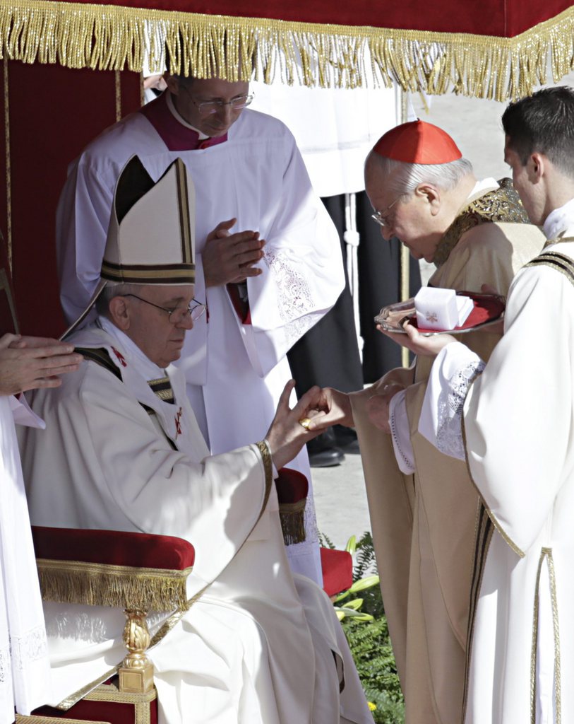 Le pape François s'est vu remettre l'anneau du pêcheur par le cardinal Angelo Sodano.
