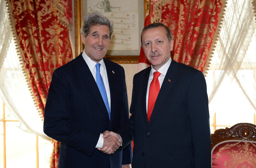 Le Secrétaire d'Etat américain John Kerry, gauche, et le premier ministre turque Tayyip Erdogan prennent la pause à l'issue de leur rencontre officielle à Istanbul.