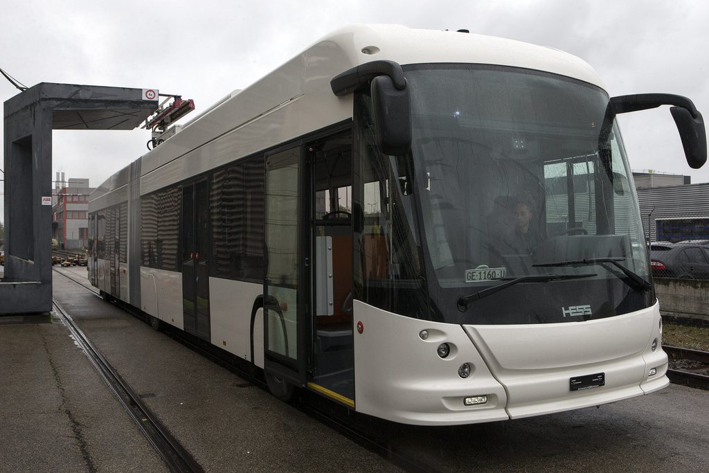 Le Tosa un bus 100% électrique sans ligne de contact fait une démonstration sur la site de ABB, lors d'une conférence de presse, ce vendredi 19 avril 2013 a Satirgny près de Genève. 