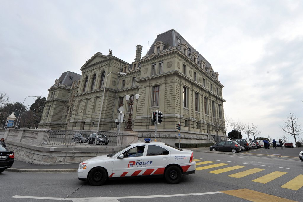 L'Etat de Vaud ne remboursera pas les 20 millions de francs confisqués en 1986 et désormais réclamés par un ancien baron de la drogue. Le Tribunal de police de Lausanne a jugé sa requête irrecevable.