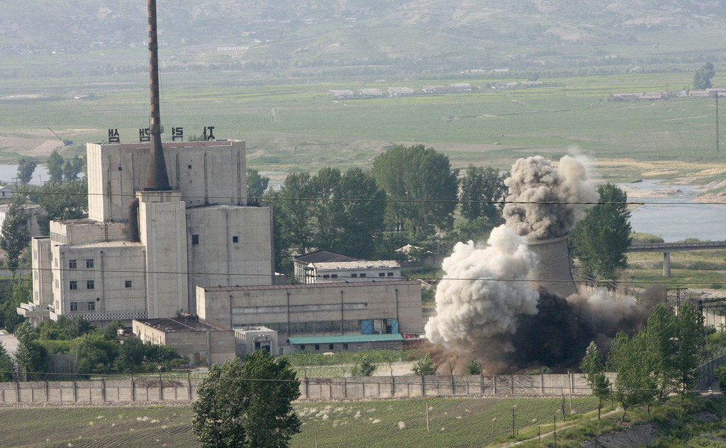 La tour de refroidissement du réacteur nucléaire de Yongbyon, à l'arrêt depuis juillet 2007, avait été démolie en 2008 par le régime communiste. Le réacteur en question sera remis en fonction. 