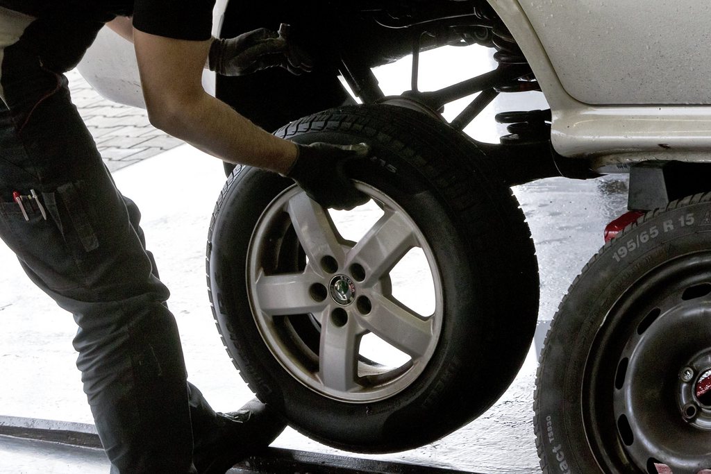 L'Office fédéral de l'environnement entend réduire les nuisances sonores en profitant du changements de pneus d'hiver aux pneus d'été.