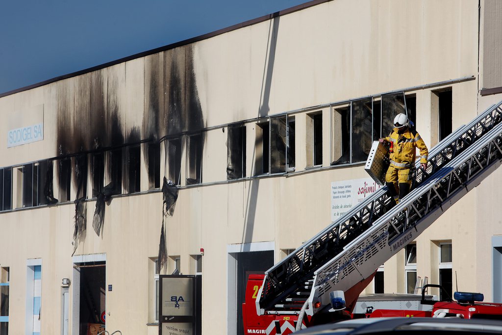 Un important incendie a détruit les deux tiers d'un entrepôt de 5000 m2 à Satigny.