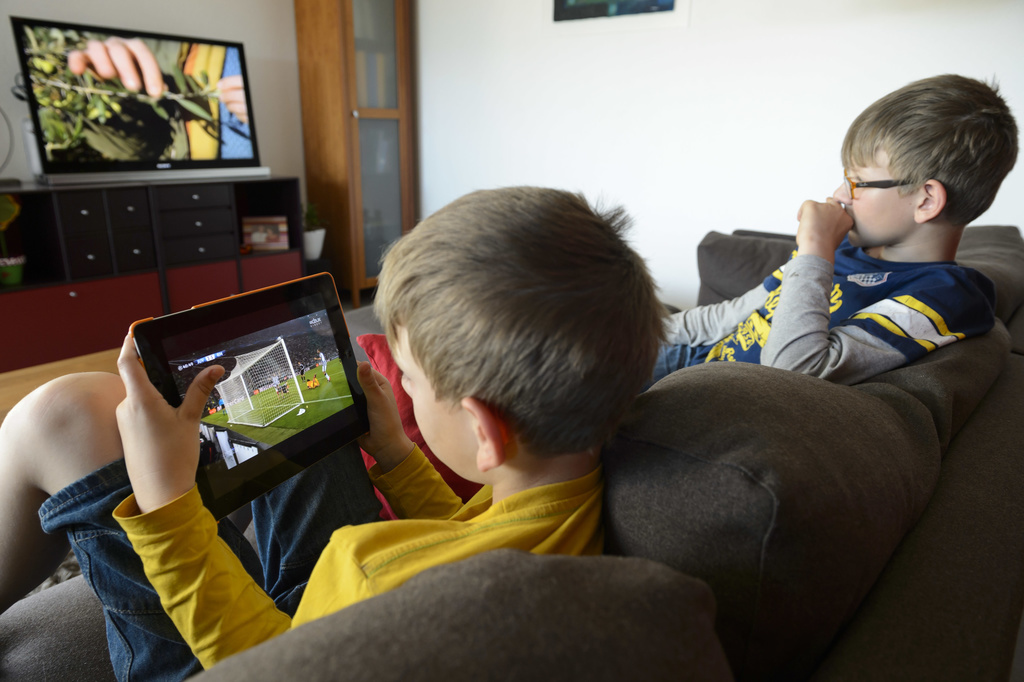 Les jeunes internautes suisses apprécient aussi regarder la TV en ligne sur leurs appareils. (Illustration)