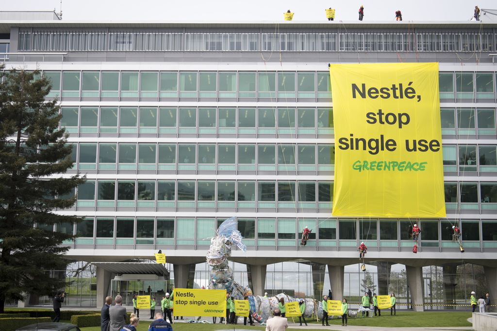 L'ONG Greenpeace pointe depuis longtemps Nestlé du doigt pour sa production de plastique à usage unique.