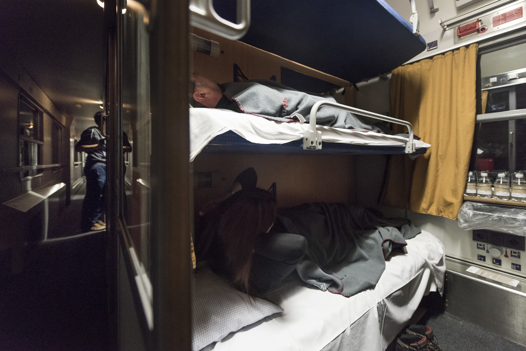 [Staged Picture, Gestellte Szene] Passengers in a couchette compartment of an OEBB Nightjet night train travelling from Zurich, Switzerland, to Hamburg, Germany, pictured on November 19, 2018. (KEYSTONE/Christian Beutler)