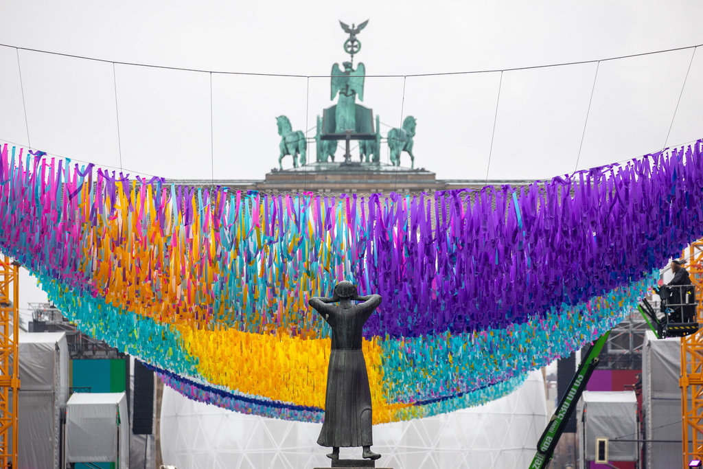 Les Berlinois célèbrent la chute du Mur qui a divisé leur ville durant plus de 28 ans.