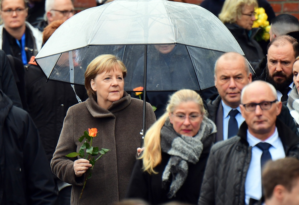 Angela Merkel au moment de son arrivée sur le site commémoratif du mur de Berlin, le long de la rue Bernauer.