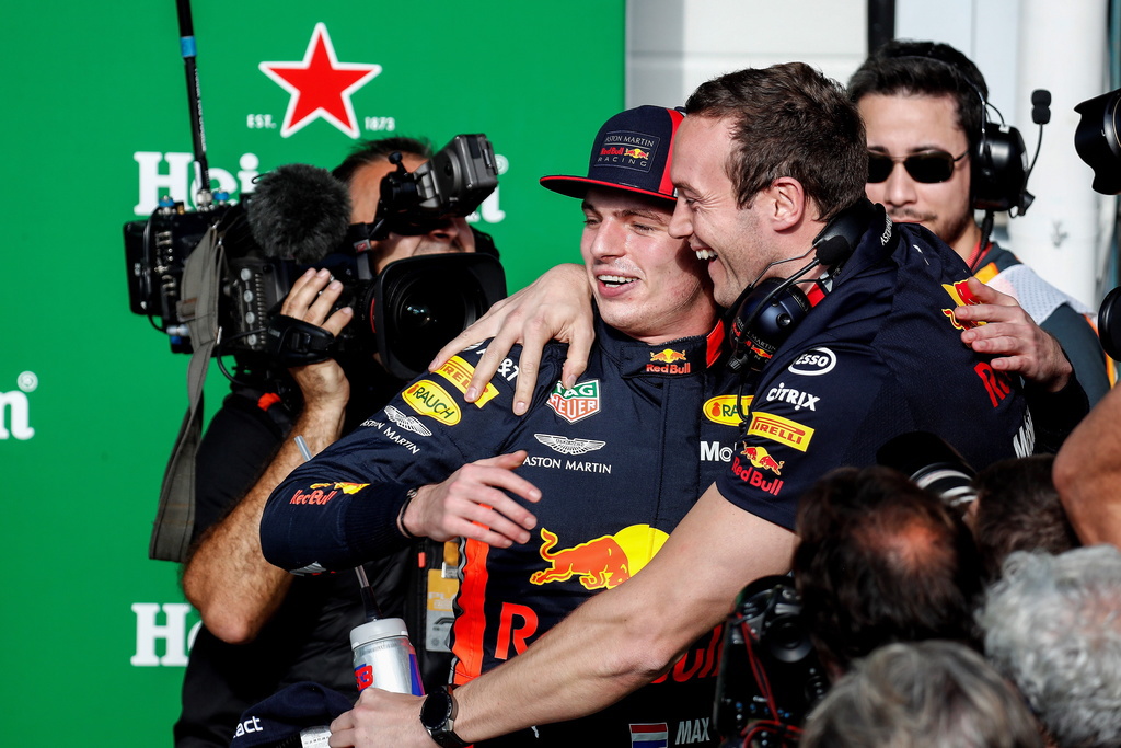 Max Verstappen de la Red Bull team, célébrant sa victoire avec son équipe .