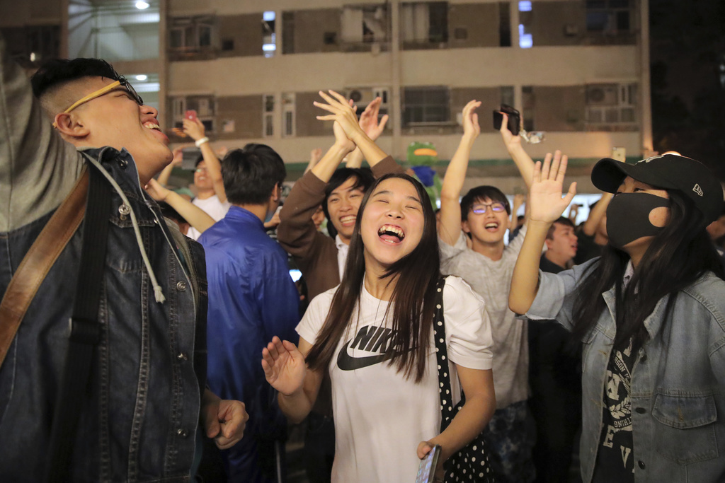Les pro-démocratie laissent déjà éclater leur joie dans les rues de Hong Kong.