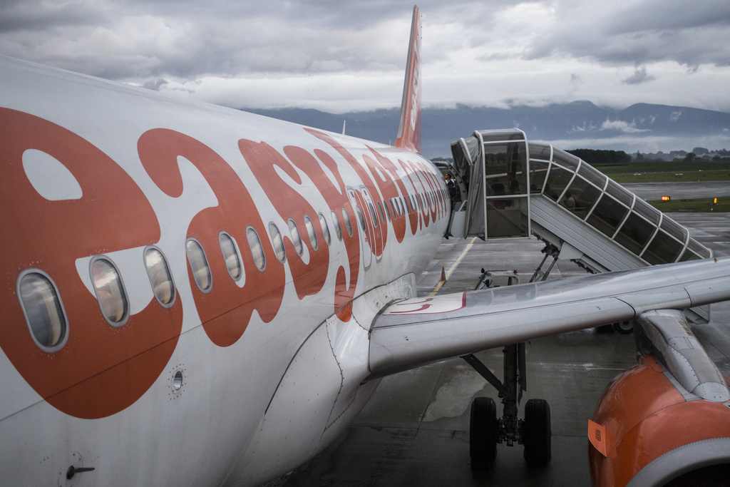 Passagiere steigen ueber die Treppe zum Flugzeug der Billigfluggesellschaft Easyjet auf dem Flughafen Genf Cointrin, im Juli 2016. (KEYSTONE/Alessandro della Valle)