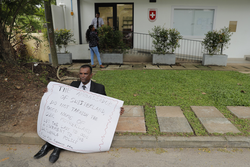 L'officier militaire srilankais à la retraite Ajith Prasanna a protesté devant l'ambassade de Suisse à Colombo pour demander l'interrogatoire de l'employée.