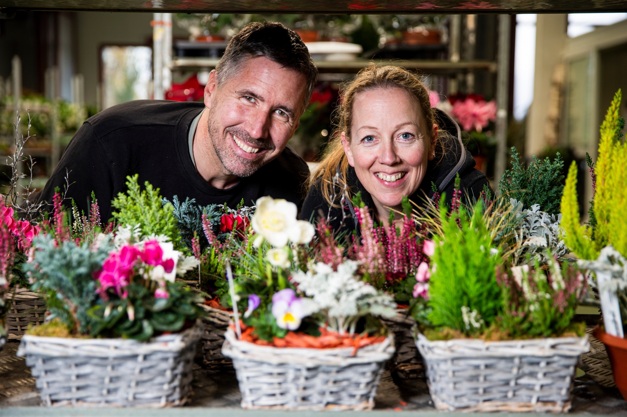 Jean-Marc Crousaz, administrateur de la bourse aux fleurs et la gérante Rachel Fluhmann, "une perle parmi les fleurs" selon les clients.