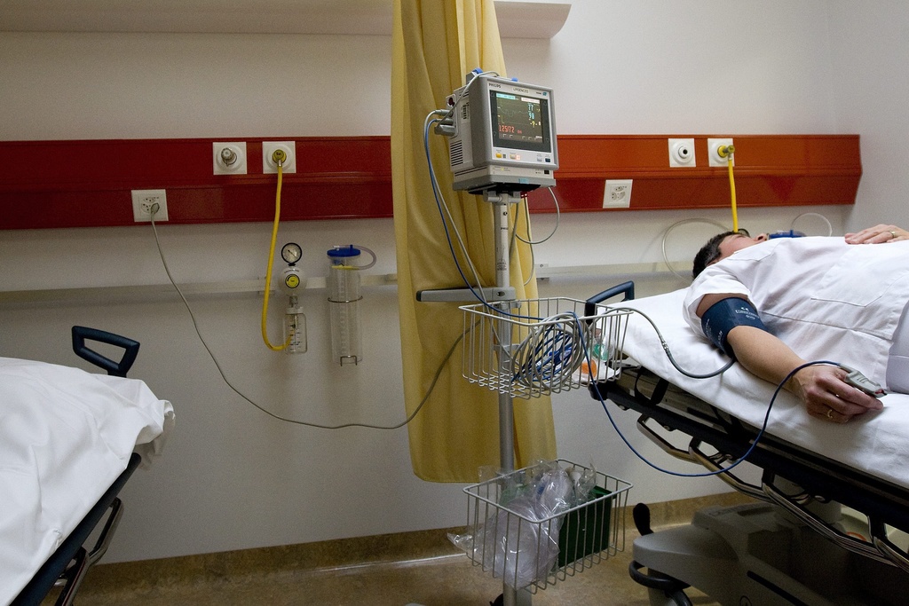 Une patiente attends sur un lit dans les nouveaux locaux des urgences de l'Hopital de Sion lors de l'inauguration ce vendredi 19 decembre 2008 a Sion. (KEYSTONE/Jean-Christophe Bott)