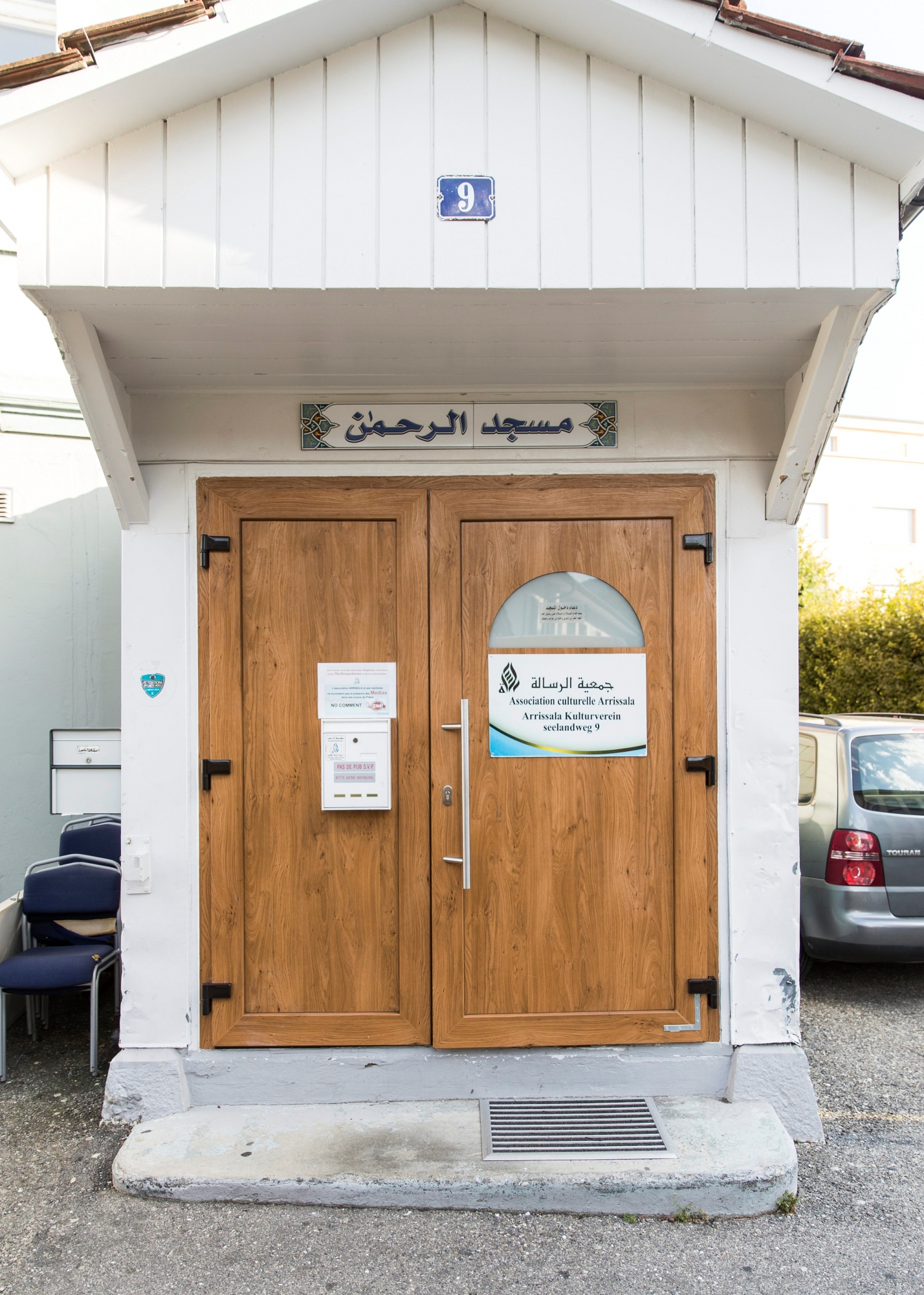 Der Eingang zur ArÄôRahman-Moschee in Biel, am Mittwoch, 23. August 2017. Der Bieler Imam Abu Ramadan predigte in der ArÄô Rahman Moschee. (KEYSTONE/Peter Klaunzer) SCHWEIZ MOSCHEE BIEL