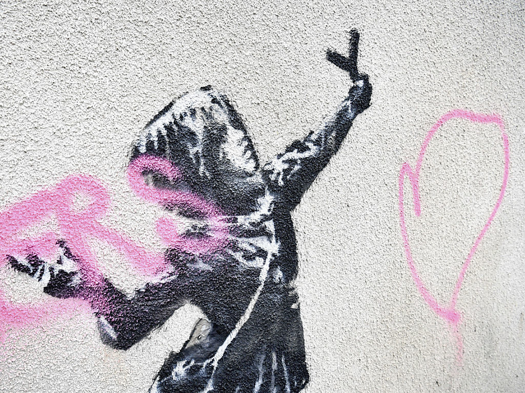 La nouvelle oeuvre de Banksy révélée à l'occasion de la Saint-Valentin à Bristol, dans le sud-ouest de l'Angleterre, a été retrouvée vandalisée.