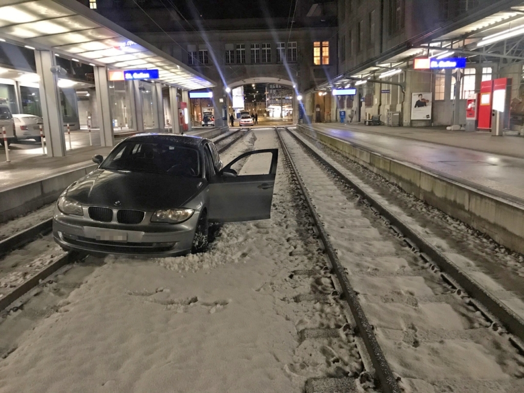 L'automobiliste n'a arrêté sa voiture que plusieurs dizaines de mètres après avoir roulé sur les rails de la gare des Chemins de fer appenzellois.