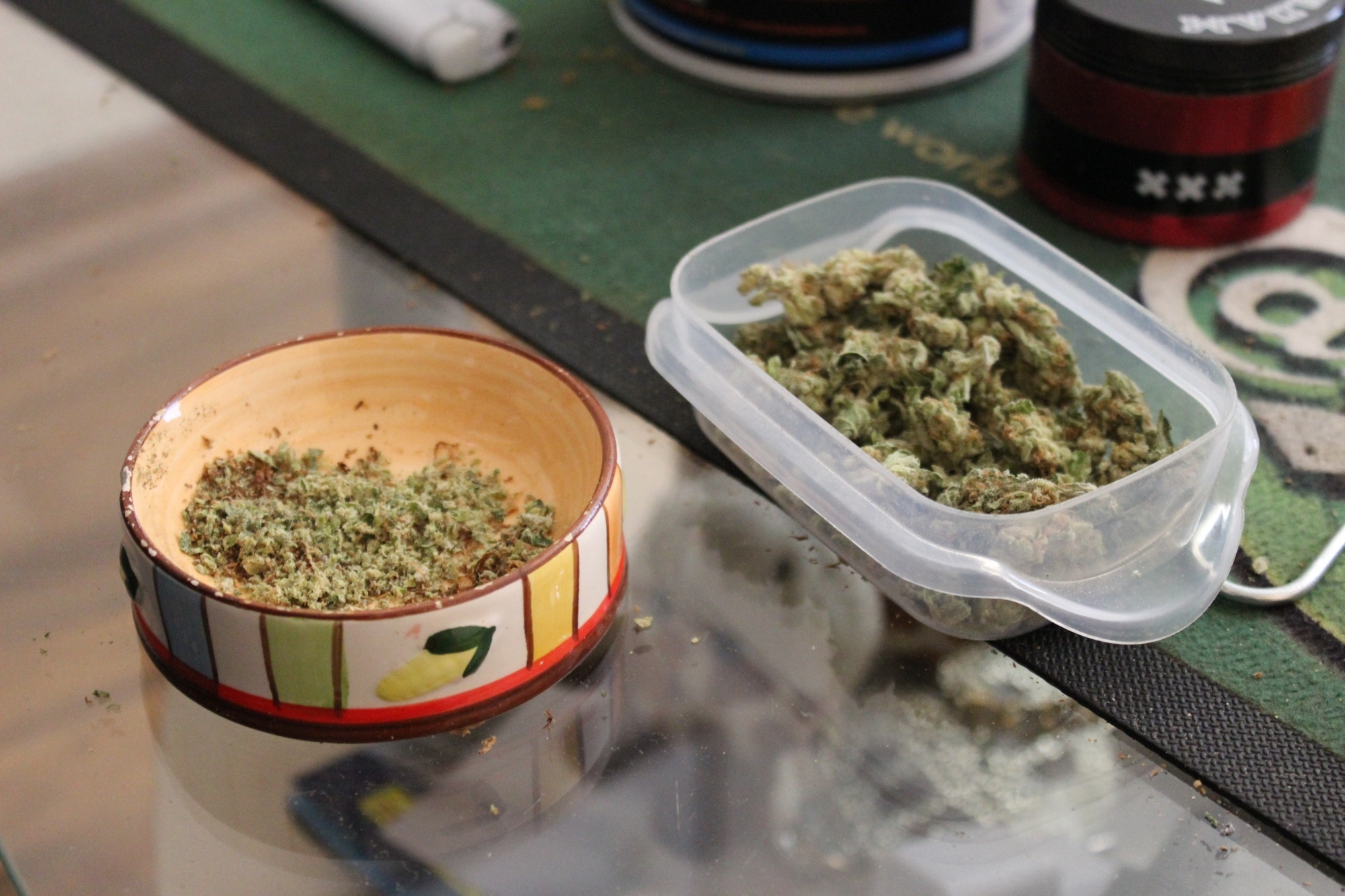 Au moins 15 kg de cannabis avaient transité par l'appartement du prévenu, dans la région morgienne, où poussaient aussi 140 plantes d'herbe à fumer, générant un chiffre d'affaires d'au moins 82 500 francs.