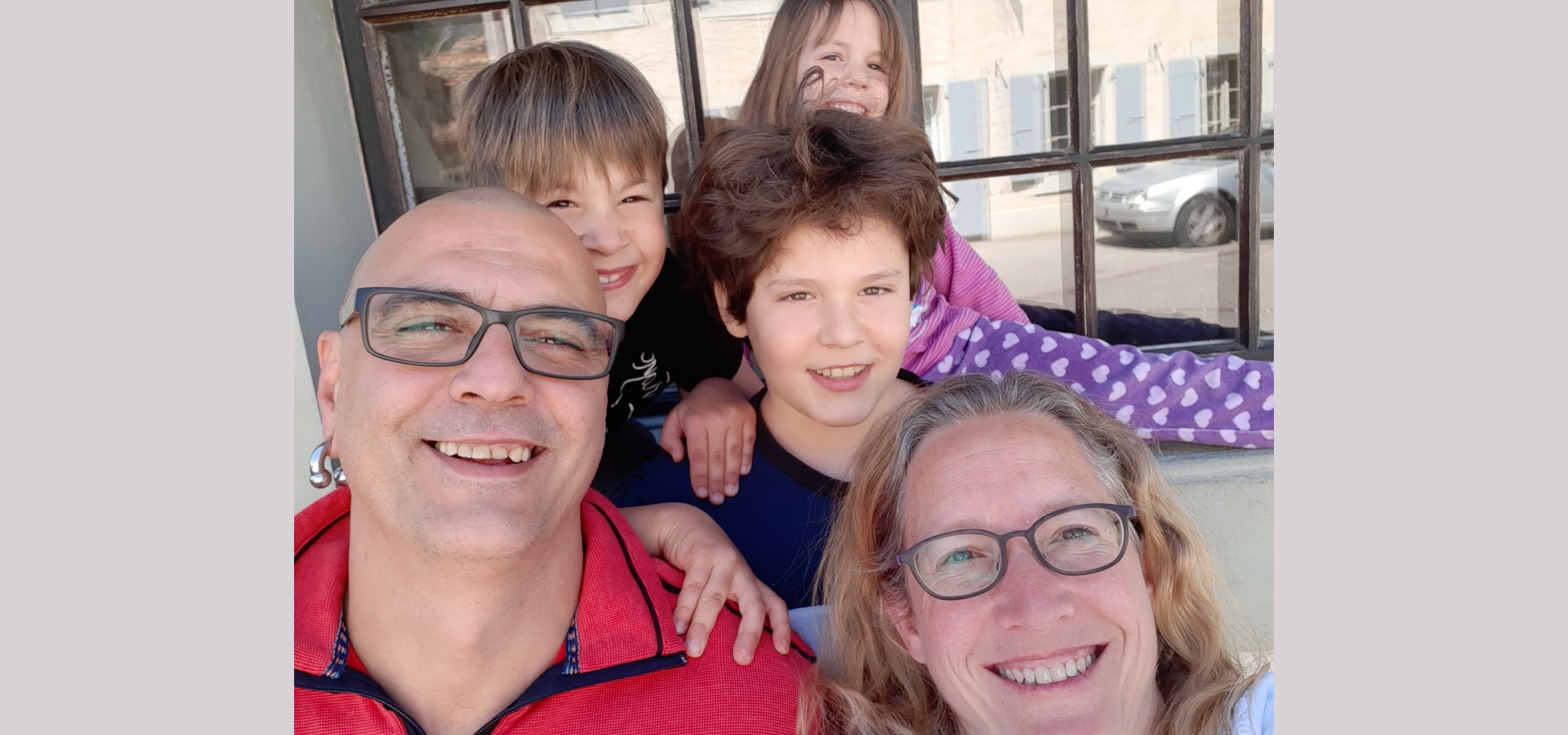 David et Stéphanie Olivo sont parents de trois enfants, Simon 11 ans, Guillen 8 ans et Julie 5 ans. Ils font la dure expérience de devoir concilier vie professionnelle à plein temps et école à la maison.