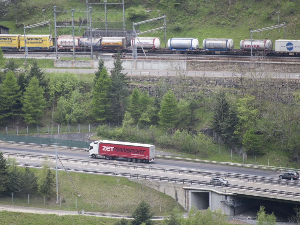Comme les années précédentes, le nombre de camions à travers les Alpes a encore baissé en 2019, sans atteindre toutefois l'objectif de 650'000 trajets (archives).