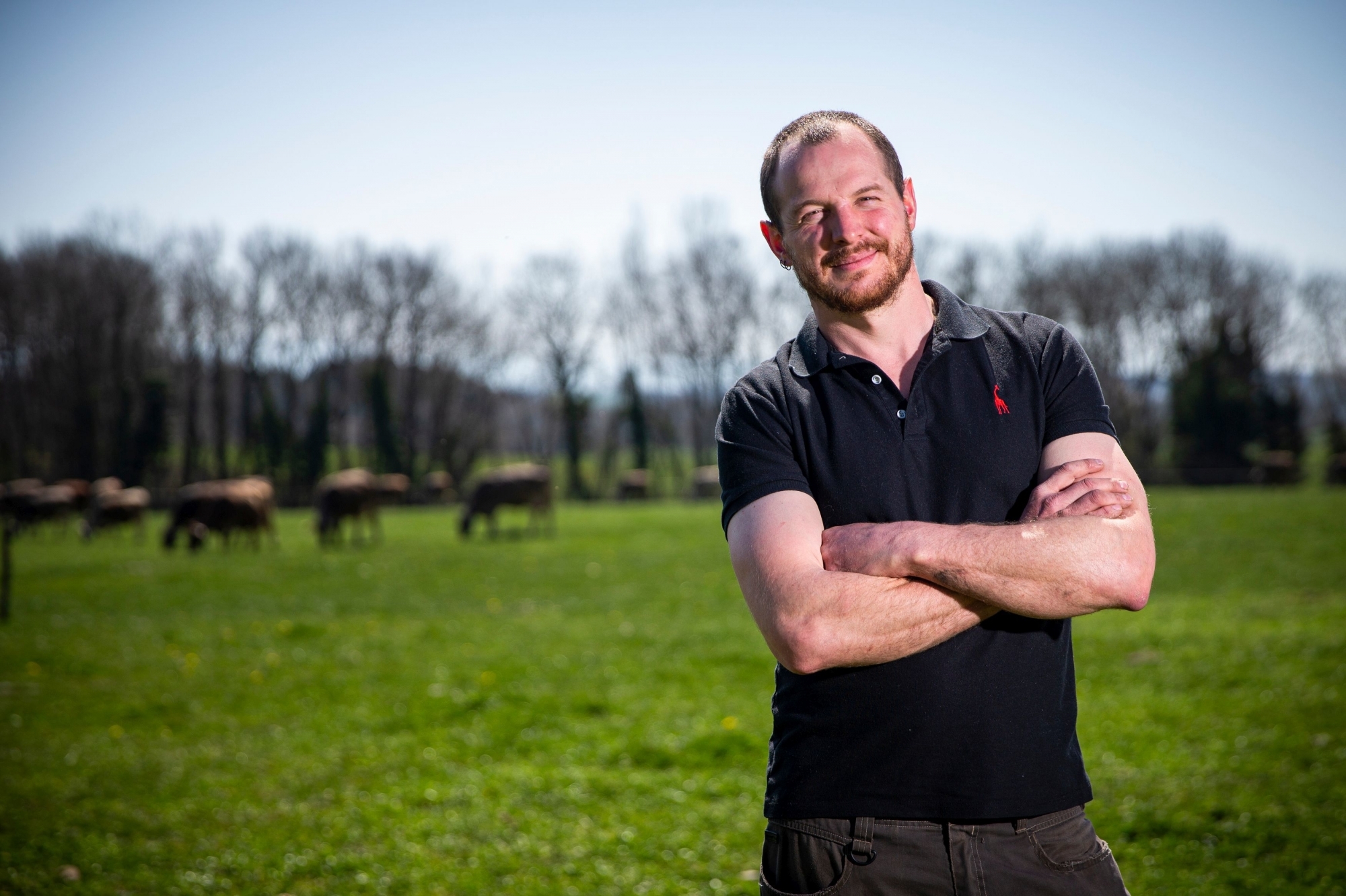 A 31 ans, Alain Lambercy produit du lait de gruyère à Montricher et est l'agriculteur référent du projet AquaMorges.