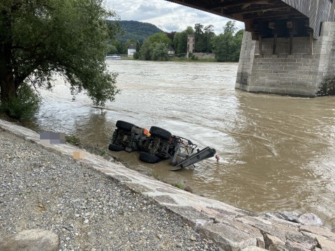 L'employé a été emporté avec le véhicule dans le fleuve.