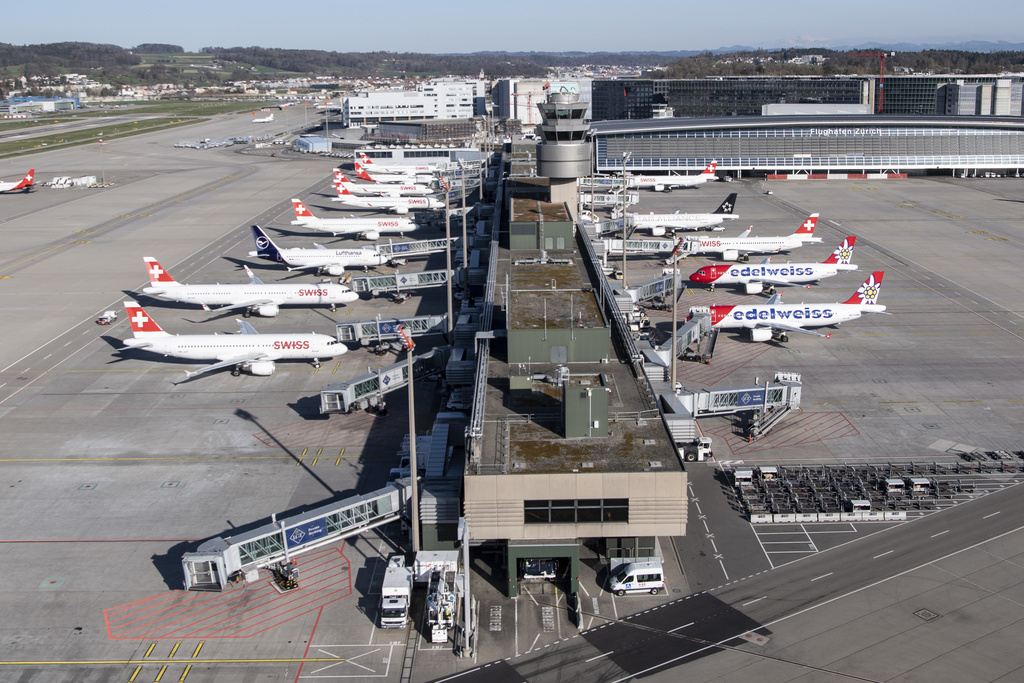 La plupart des avions restent cloués au sol à Zurich Kloten. La reprise du trafic ne se fera que très progressivement selon la société exploitante, Flughafen Zürich.