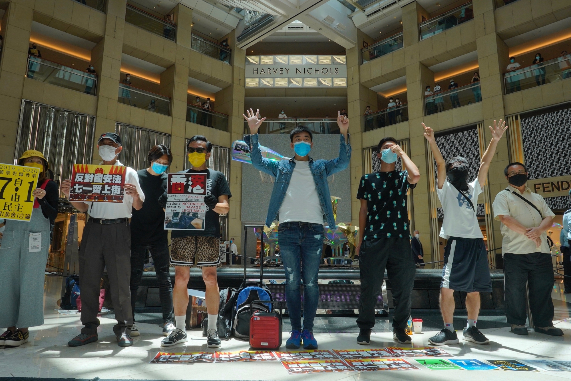 Protestant contre la loi promulguée hier à Pékin, des manifestants se sont réunis dans un centre commercial à Hong Kong.