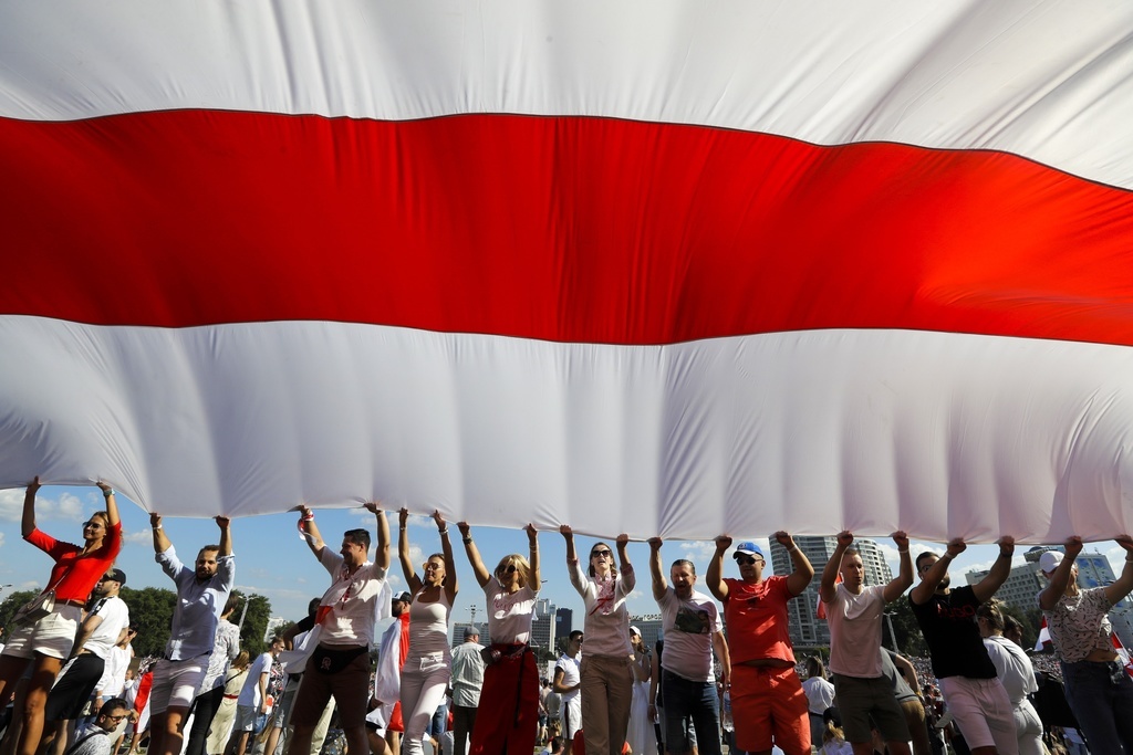 Le drapeau blanc, rouge, blanc est le symbole du gouvernement exilé depuis plus d'un siècle en Biélorussie.