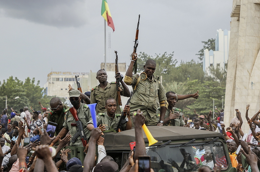 Les militaires maliens défilaient dans la capitale, Bamako, hier, alors que le putsch contre le président Ibrahim Boubacar Keita venait de propulser une junte au pouvoir.