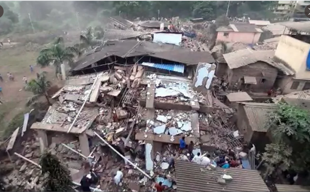 Les causes de l'accident n'étaient pas immédiatement établies, mais les effondrements d'immeubles sont communs en Inde durant la saison de la mousson.