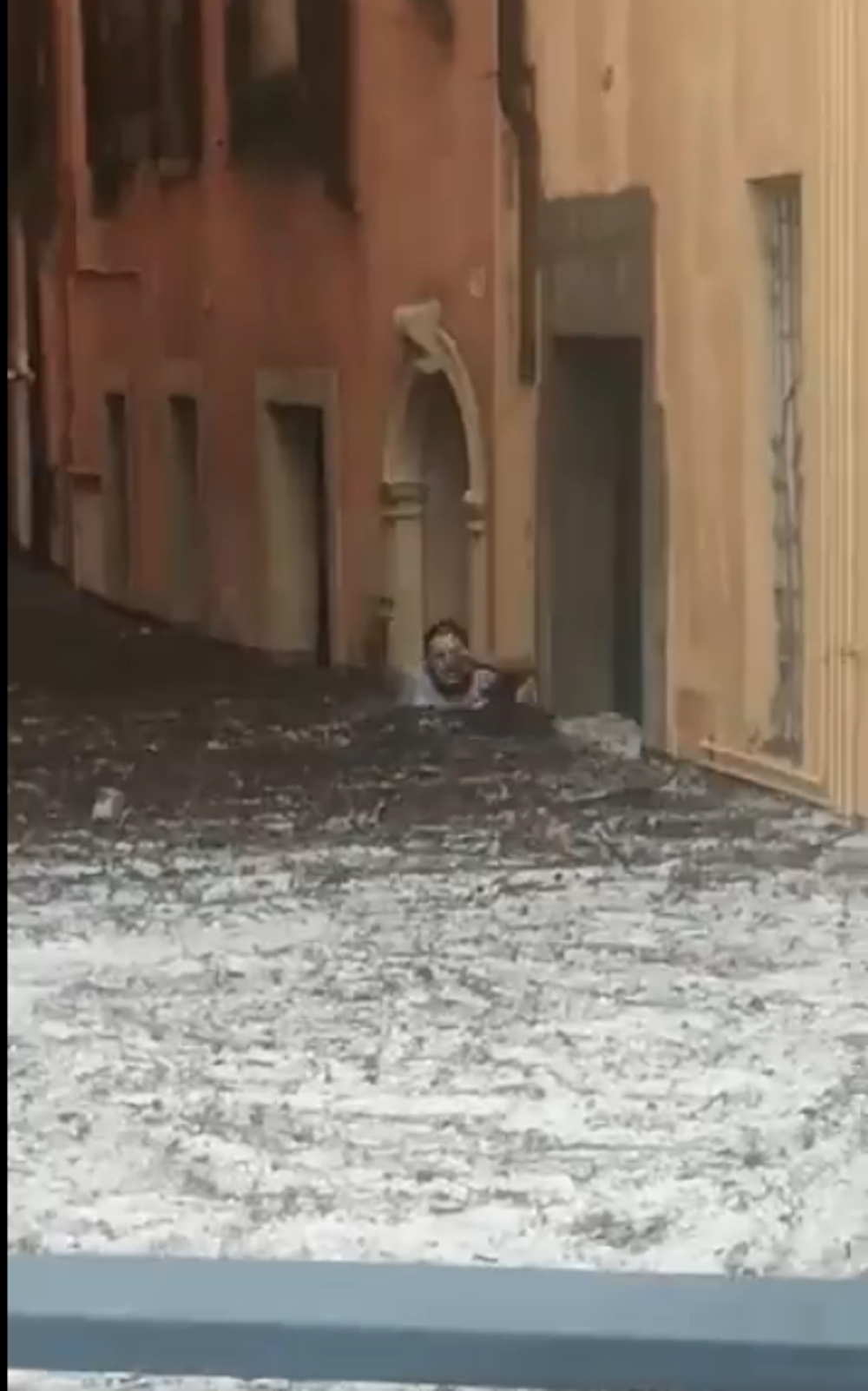 Des vidéos postées sur les réseaux sociaux montrent des images particulièrement impressionnantes à Vérone, dont celle d'un homme tentant d'avancer dans une rue avec de l'eau jusqu'à la poitrine. 