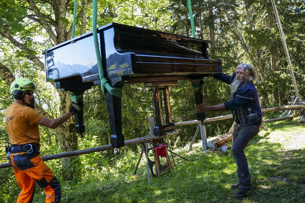 Un piano est livre par helicoptere a Jean-Marie Grillon, fondateur de l'association Ali Baba and You qui propose d'accueillir des jeunes en rupture sociale, sur un alpage dans la vallee de l'Hongrin le vendredi 7 aout 2020. (KEYSTONE/Laurent Darbellay)