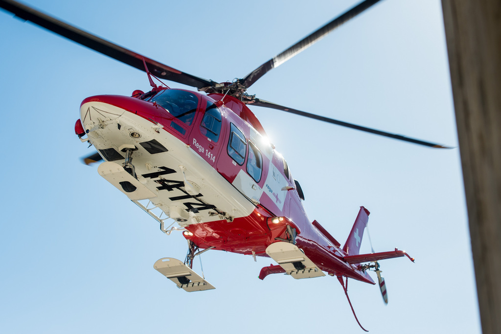 Un hélicoptère de la Rega est intervenu pour transporter l'accidenté à l'hôpital (illustration).