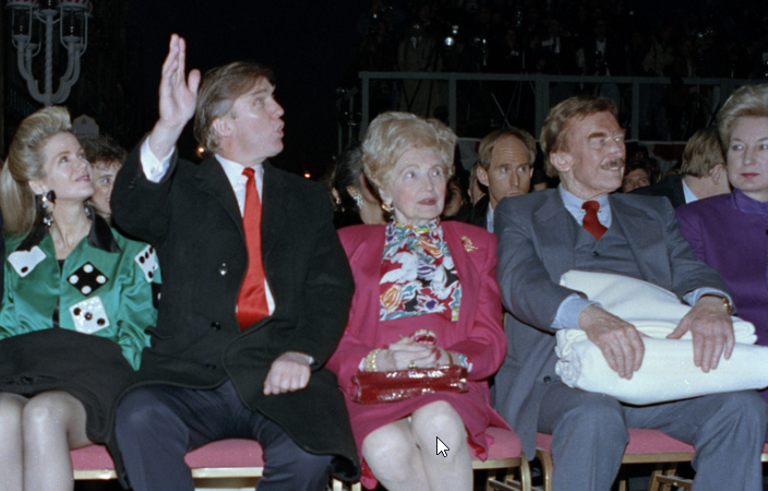Sur cette photo datant de 1990, on voit Donald Trump (au centre gauche) et sa soeur Maryanne (tout à droite) (archives).