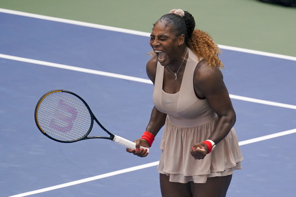 Serena Williams explose de joie après avoir vaincu la Grecque Maria Sakkari.